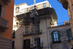 Ponteggio-multidirezionale-a-sbalzo,-ascensore-da-cantiere-e-copertura-provvisoria-Salerno-Nov-2016-(1)